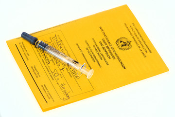 Spritze mit Impfpass