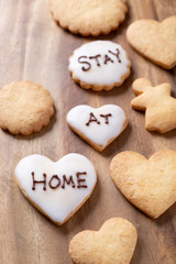 STAY AT HOMEと書かれた手作りのアイシングクッキー