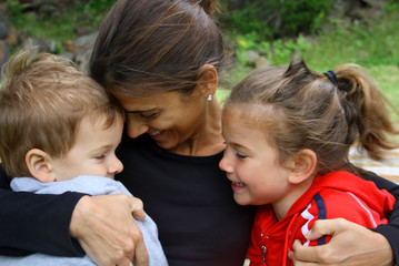 MADRE ABBRACCIANDO I FIGLI