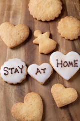 STAY AT HOMEと書かれた手作りのアイシングクッキー