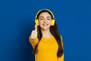 Brunette young girl wearing yellow jersey