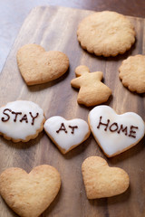 STAY AT HOMEと書かれた手作りのアイシングクッキー
