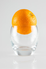 Pomarańcza w szklance, izolowana. - obrazy, fototapety, plakaty