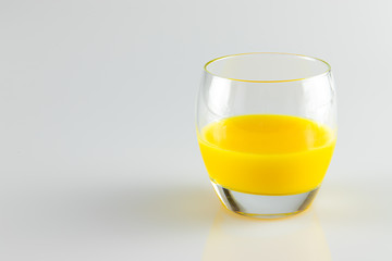 Sok pomarańczowy w szkle, izolowany.