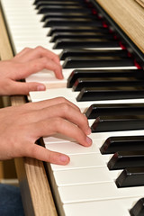 Obraz premium ピアノの練習をする子供