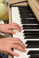 Fototapeta premium ピアノの練習をする子供