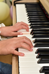 Fototapeta premium ピアノの練習をする子供