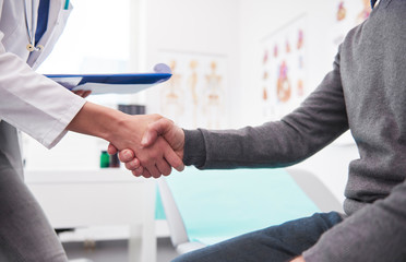 Obraz premium Detail of handshake of doctor and patient.