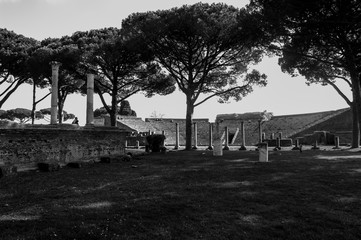 Fototapeta na wymiar Ostia antica, Roma, in bianco e nero, patrimonio dell'umanità dell'Unesco