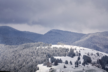 Paesaggio innevato in primavera in altopiano di asiago