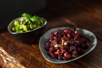 Tartar von Roter Bete und Avocado mit Frischk&auml;se-Dip