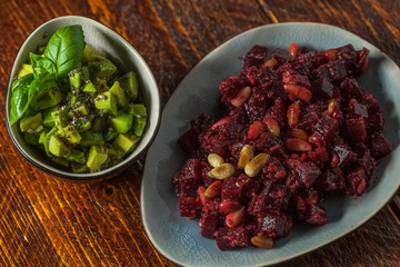 Tartar von Roter Bete und Avocado mit Frischkäse-Dip