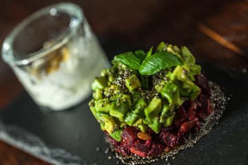 Tartar von Roter Bete und Avocado mit Frischkäse-Dip