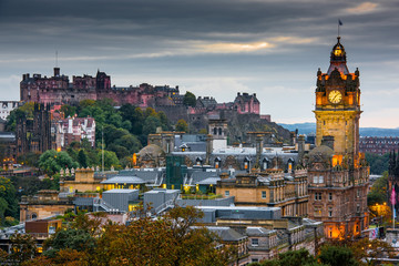 Fototapeta premium Edinburgh city skyline and castle at night, Scotland