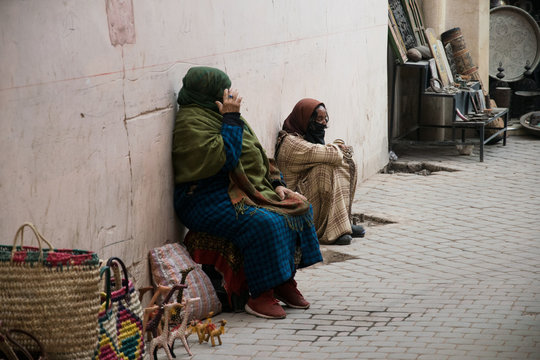 Mujeres musulmanas tapándose la cara en las calles de Marrakech
