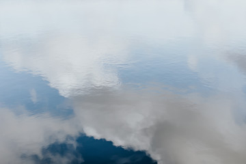 Reflet des nuages dans le lac