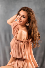 Naklejka premium Portrait with beautiful Caucasian woman, retro fashion women in grey background.