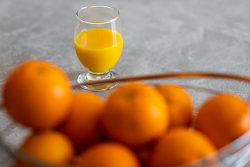 Napój z pomarańczy, sok w szkle na śniadanie. Dawka witaminy C. - obrazy, fototapety, plakaty