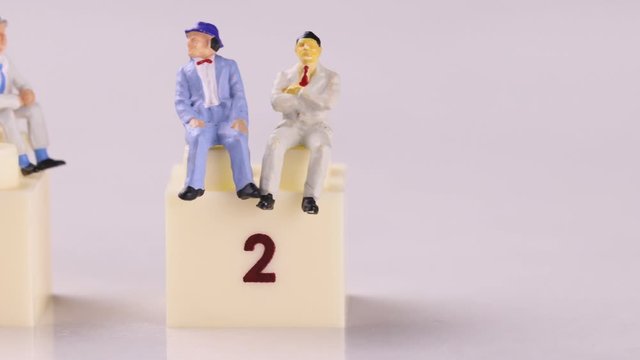 二つの選択肢とビジネスマンたち　左へ水平移動