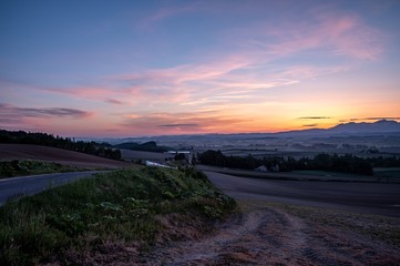 夏の上富良野町 朝焼け空と丘の風景