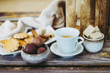 Tasse de café et assortiment de chocolats