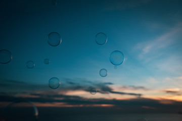 夕空のシャボン玉