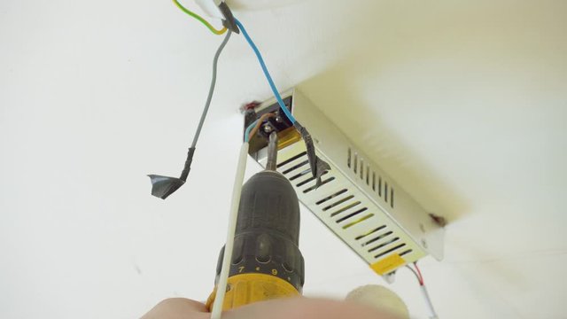 built-in power supply for illuminating suspended ceilings. The wizard mounts and tries on it for installation on the ceiling. screwdriver.