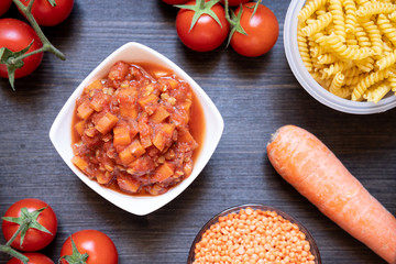 Makaroni mit veganer Nudelsoße a la Bolognese aus roten Linsen, Tomaten und Möhren auf schwarzen...