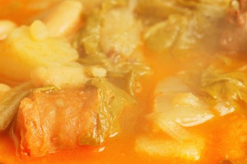 plato de judias con chorizo y morcilla  lleno de salsa, sabroso, rico, jugoso, apetitoso, comida caliente, gastronomía