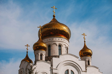 Fototapeta na wymiar white Orthodox church with golden domes