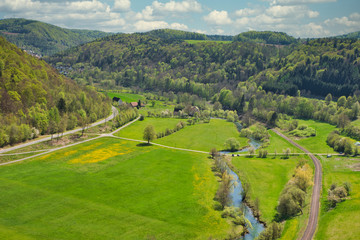Obraz premium das Wiesenttal im Frühling Fränkische Schweiz Bayern Deutschland