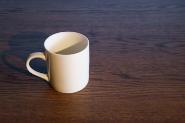 Coffee cup on the desk. Image of break