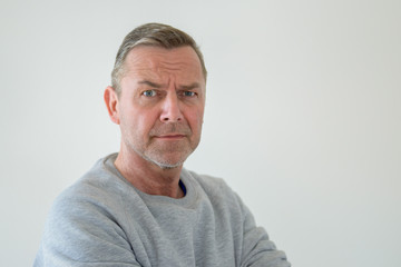 Obraz premium Półobrotowy portret mężczyzny w średnim wieku