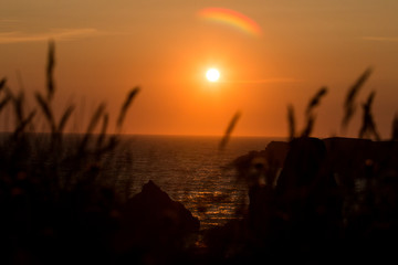 Couché du soleil au falaise en bord de mer 