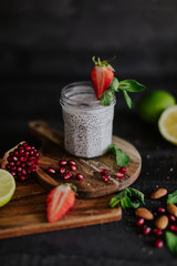 Photographie culinaire d'un dessert à base de graine de chia, fruits et lait d'amande