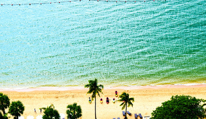 Obraz premium Top view of paradise island beach with bright white sands and palm trees. Travel and tourism concept banner.
