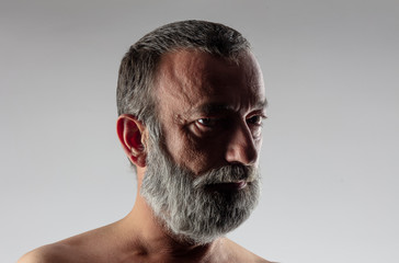Homme a barbe grise 