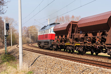 Ein Güterzug mit einer Diesellok russischer Bauart