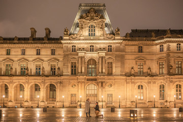 Naklejka premium Proposal at the Louvre