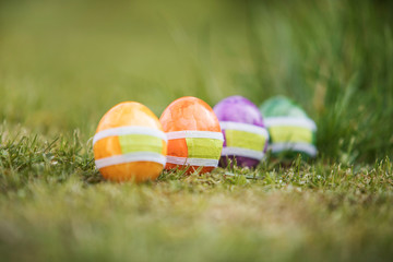 Ostereiser mit Mundschutz gegen Corona