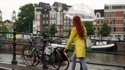 Naklejka premium girl with umbrella crosses the bridge