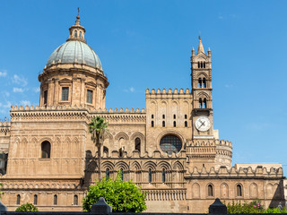 Fototapeta na wymiar Cattedrale a Palermo