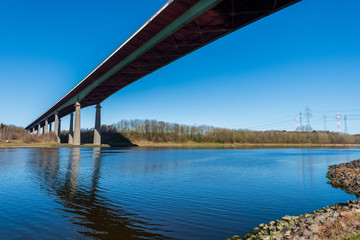 Die Rader Hochbrücke über den Nord-Ostsee-Kanal (Kiel-Canal) ist die wichtigste Verkehrsader Dänemark in Schleswig-Holstein