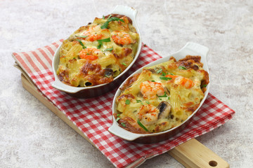 homemade baked shrimp macaroni cheese gratin, casserole dish