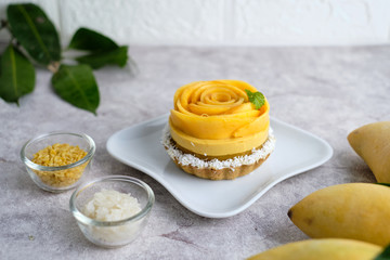 Obraz na płótnie Canvas Mango Mousse tart with sticky rice and fresh mango.