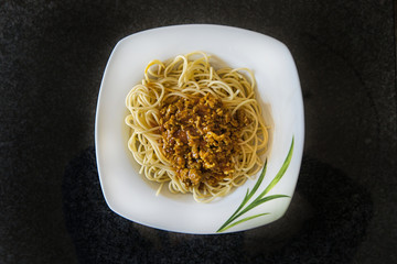 Spaghetti Bolognese, Napoli, vegan auf einem Teller 