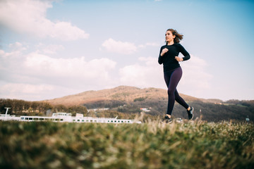 Laufen oder joggen mit Schiff im Hintergrund an der Donau