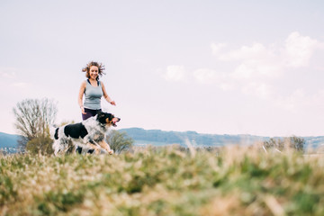 Obraz premium Laufen mit Hund an der Donau als Sport
