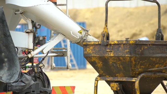 Chargement benne &agrave; b&eacute;ton