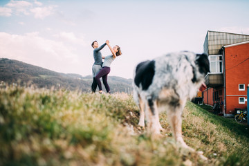 Obraz premium gemeinsam laufen und Tanzenam Damm an der Donau miot Hund